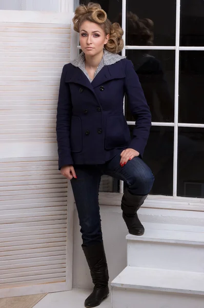 Hermosa joven modelo de moda en el abrigo posando —  Fotos de Stock
