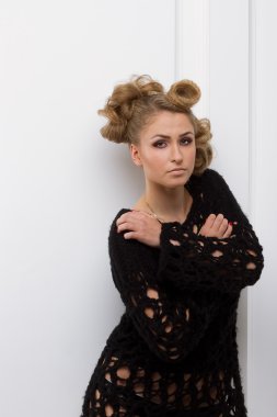 Güzel makyajlı moda kadını.