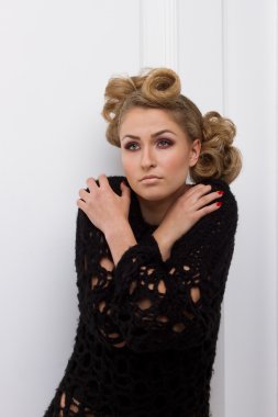 güzel bir üzgün sarışın portresi