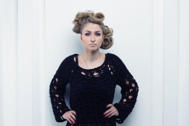 güzel bir üzgün sarışın portresi