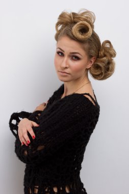 Güzel makyajlı moda kadını.