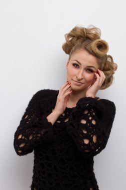 Güzel makyajlı moda kadını.