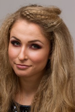 güzel sarışın kıvırcık