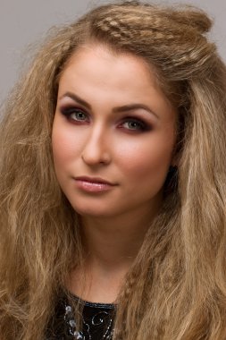 güzel sarışın kıvırcık