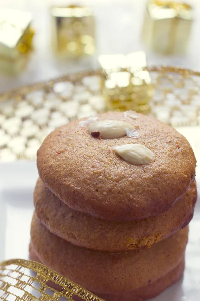 Biscoitos com nozes de presentes de Natal — Fotografia de Stock