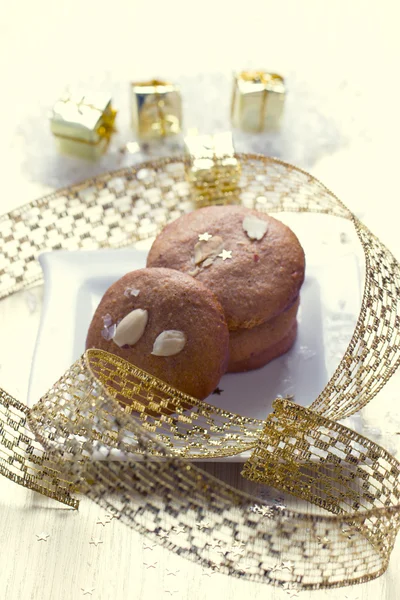 Biscoitos com nozes de presentes de Natal — Fotografia de Stock
