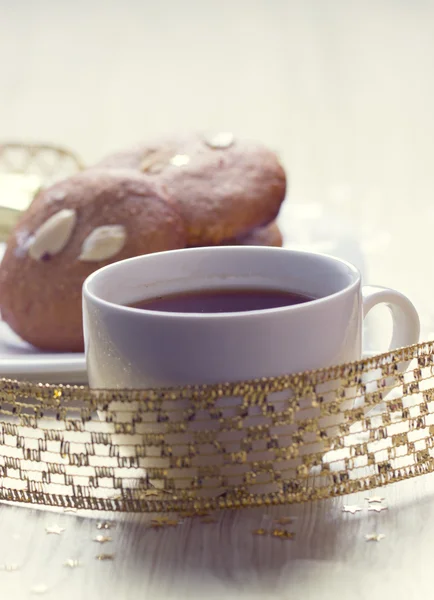紅茶のカップ、クリスマスのクッキー — ストック写真