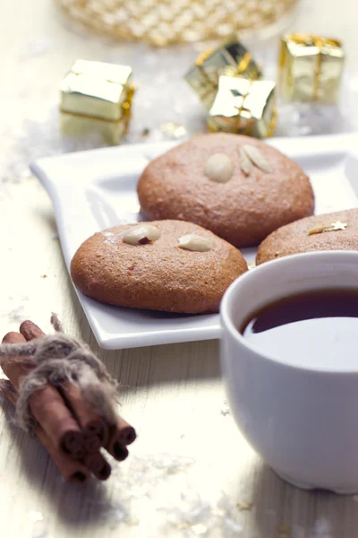 Weihnachtsplätzchen und eine Tasse Tee — Stockfoto