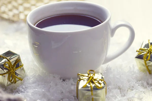 Xícara de natal com chá — Fotografia de Stock