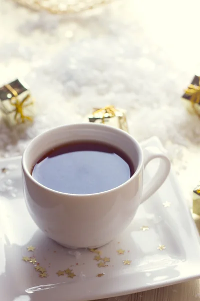 Weihnachtsbecher mit Tee — Stockfoto