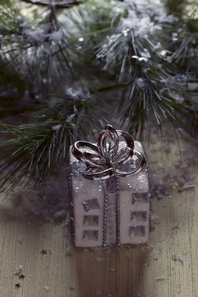 Dárek pod vánoční stromeček — Stock fotografie