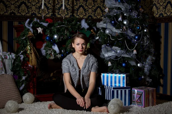 Menina com presente perto da árvore de Natal — Fotografia de Stock