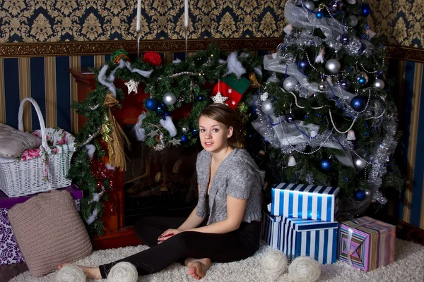 Ragazza con regalo vicino all'albero di Natale — Foto Stock