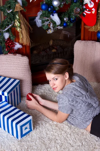 Menina com presente perto da árvore de Natal — Fotografia de Stock