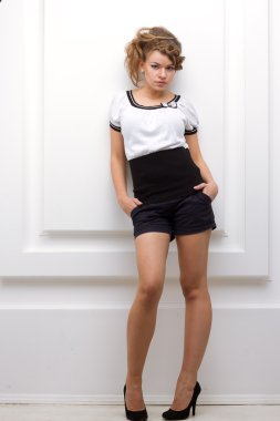 Güzel genç kadın poz veriyor.