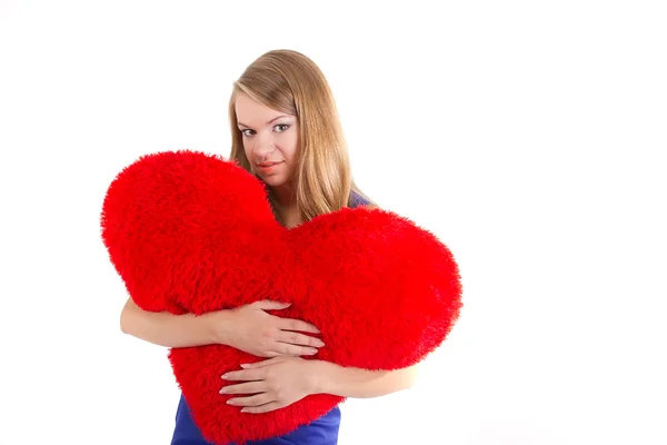 Fiatal gyönyörű lány hugs egy nagy puha szív — Stock Fotó