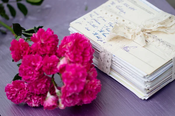 Stapelen van oude brieven met rozen — Stockfoto