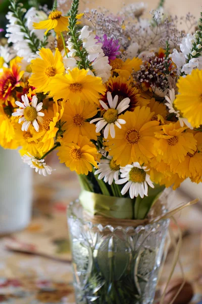 Schöner Strauß wilder Blumen — Stockfoto