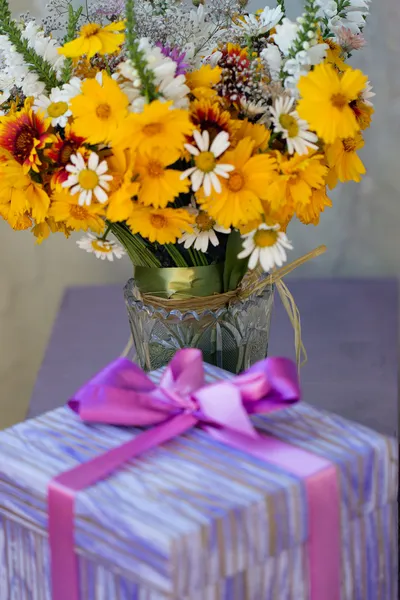 Bouquet de fleurs sauvages jaunes — Photo
