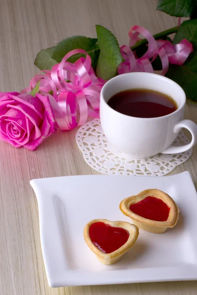 Holiday Tartlets lekvárral közelében a csésze tea — Stock Fotó