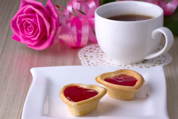 Tartlets wakacje z dżemem w pobliżu filiżankę herbaty — Zdjęcie stockowe