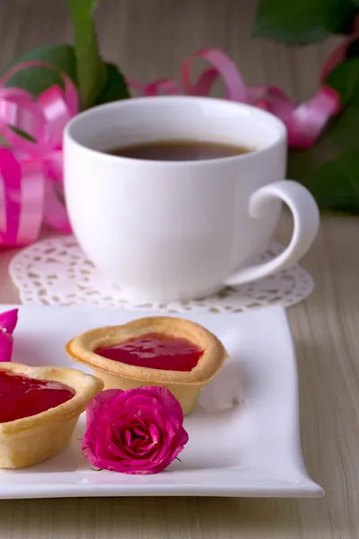 Tartlets wakacje z dżemem w pobliżu filiżankę herbaty — Zdjęcie stockowe