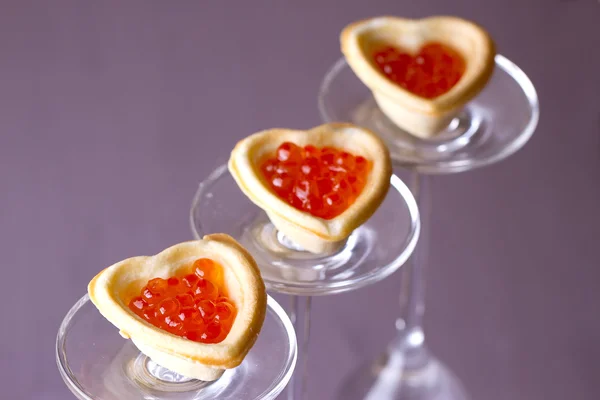 Tartlets com ovos em forma de coração — Fotografia de Stock