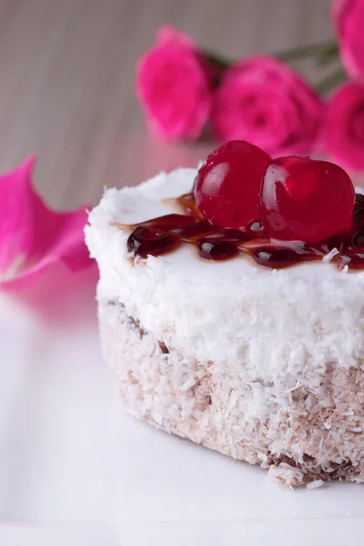 Torta celebrativa con ciliegie — Foto Stock