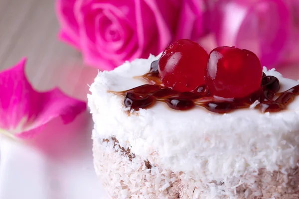 Feestelijke cake met kersen — Stockfoto