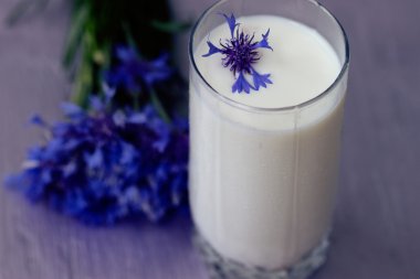 bardak süt ve bir buket Peygamber