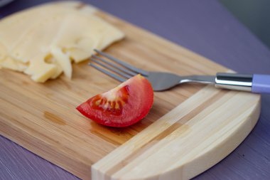 pişmemiş makarna ve peynir