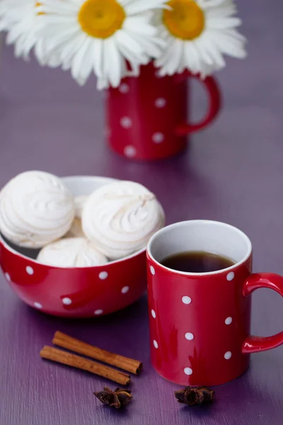 Kırmızı puantiyeli bardak çay — Stok fotoğraf