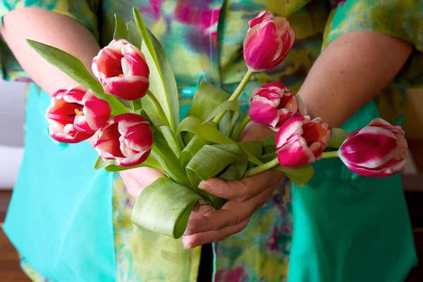 Old lady holding a tulips — Stock Photo, Image