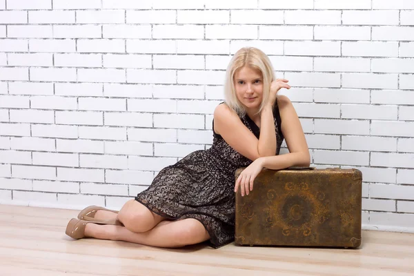 Portrait of a beautiful girl with suitcase — Stock Photo, Image