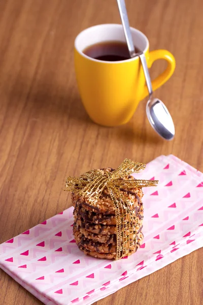 Festliga cookies bundna med band — Stockfoto