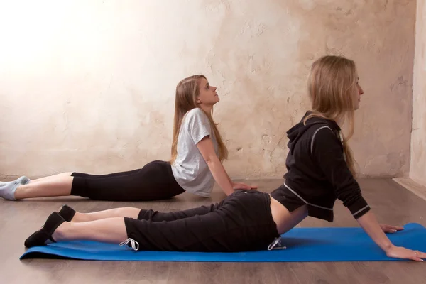 Chicas practicando yoga en la habitación —  Fotos de Stock