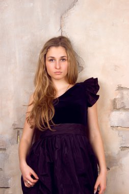 duvarın yanında güzel sarışın