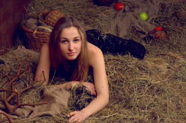 Samanlık çiftliğinde üzerinde gülümseyen güzel kadın