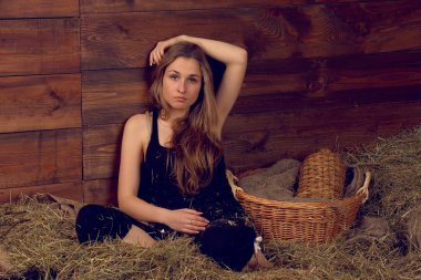 Samanlık çiftliğinde üzerinde gülümseyen güzel kadın