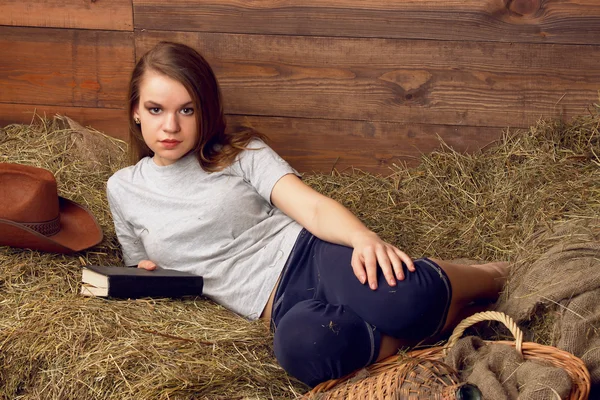 Fille lecture livre dans loft — Photo