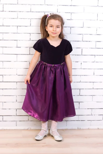 Flicka i en lila klänning — Stockfoto