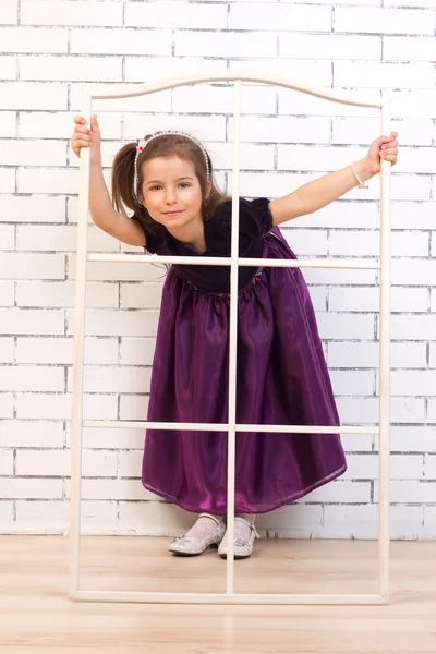 Ragazza in un abito viola — Foto Stock