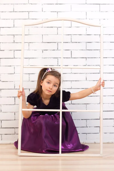 Mädchen in einem lila Kleid — Stockfoto