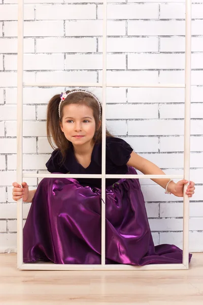 Menina em um vestido roxo — Fotografia de Stock