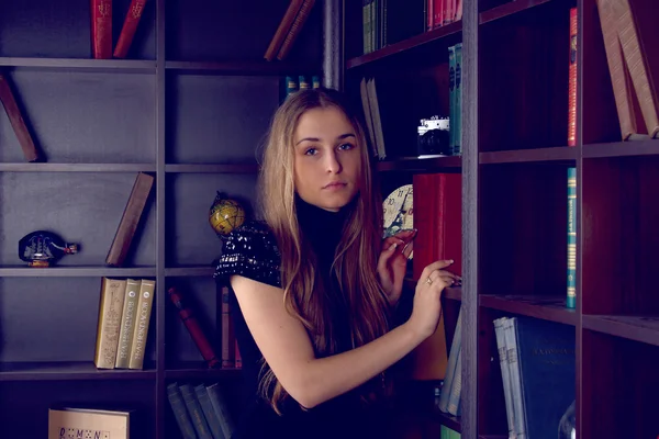 Girl in the home library — Stock Photo, Image