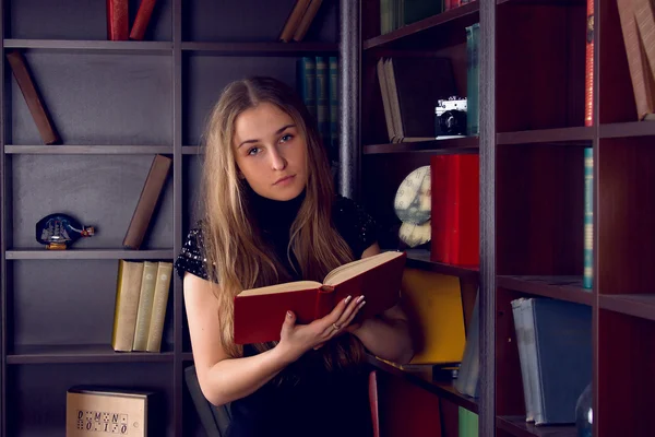 Mädchen in der Hausbibliothek — Stockfoto