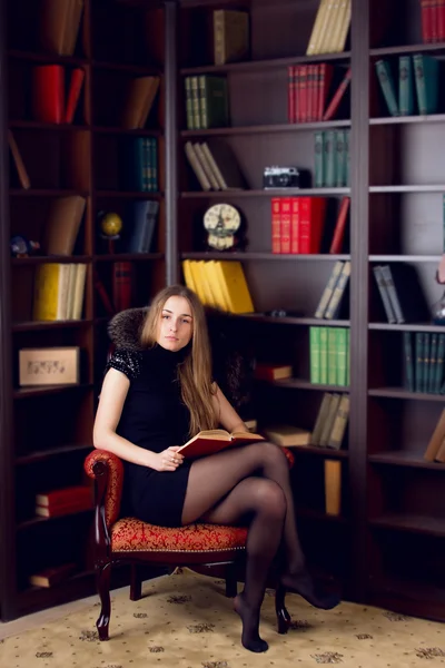 Girl in the home library — Stock Photo, Image