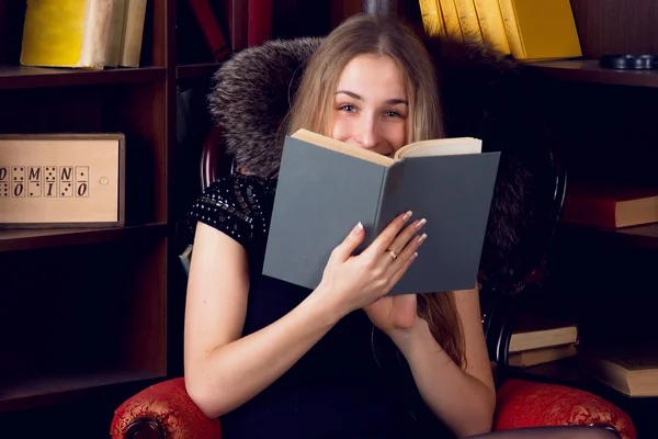 Menina na biblioteca em casa — Fotografia de Stock