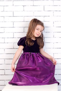 çocuklar mor bir elbise içinde 5 yaşında