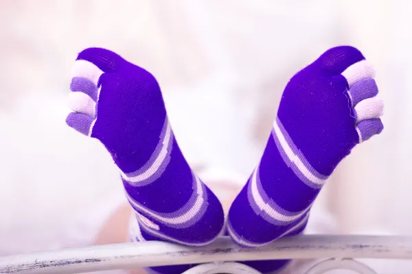 Feet girls in bright purple socks — Stock Photo, Image